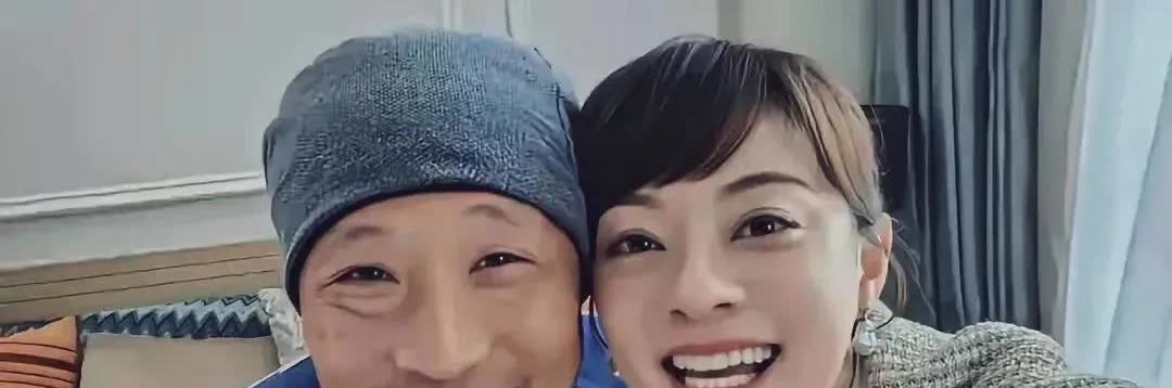 孙俪张着大嘴八颗牙全露出来了笑的没心没肺，鼻孔朝天，眼睛微凸。这大头照显得脸可不