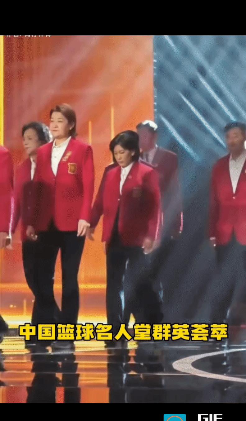 星光熠熠的篮球名人堂盛典，许多销声匿迹的巨星都难得一见。
领衔的是中国女篮前队