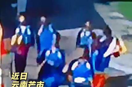 青春华章河海为证，突然出现的长寿面让民警差点落泪，受资助学生给民警送来长寿面
近
