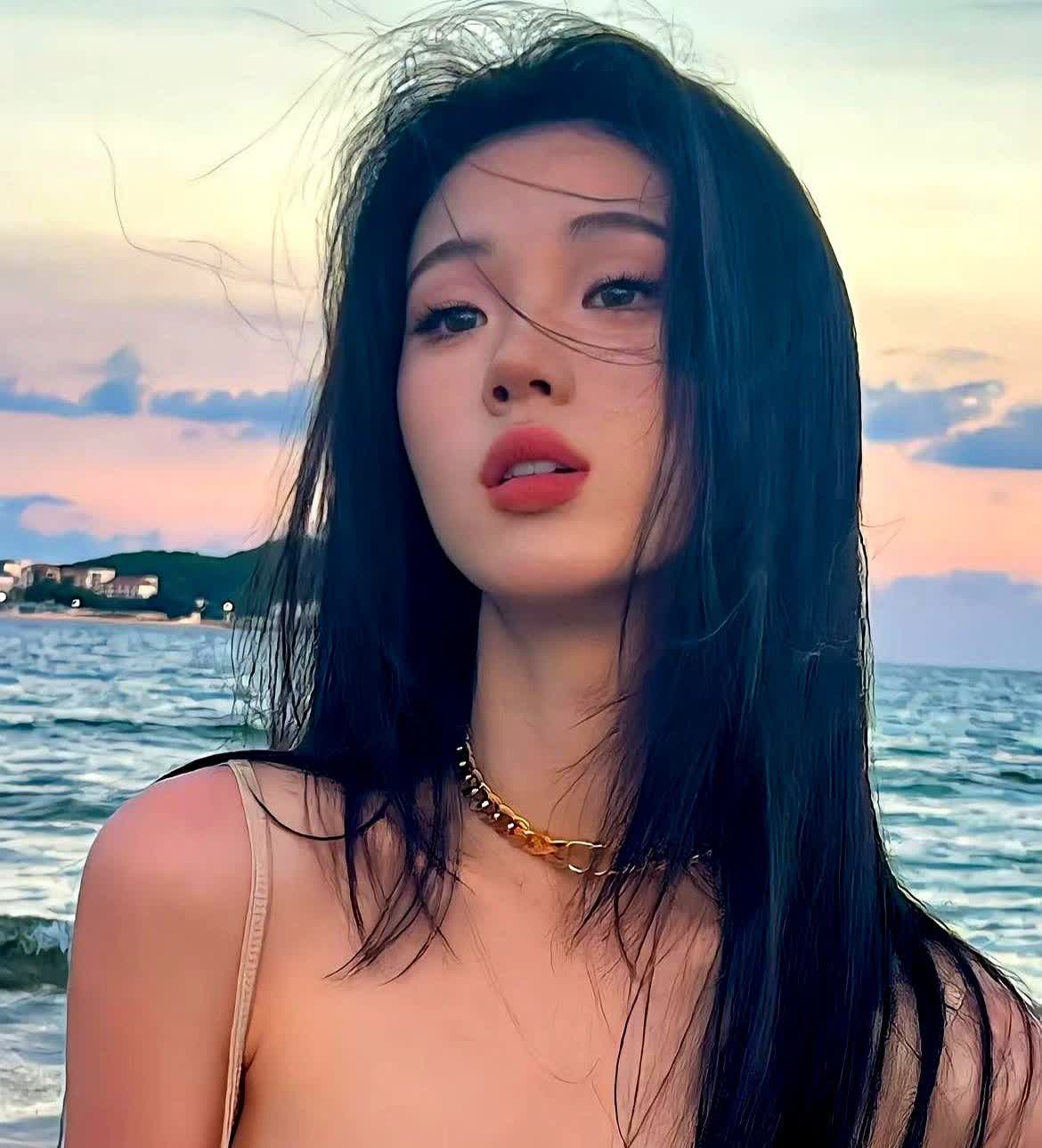 关于单依纯这个女孩

我有一点挺疑惑的

嘴唇厚也就罢了，可她为什么
