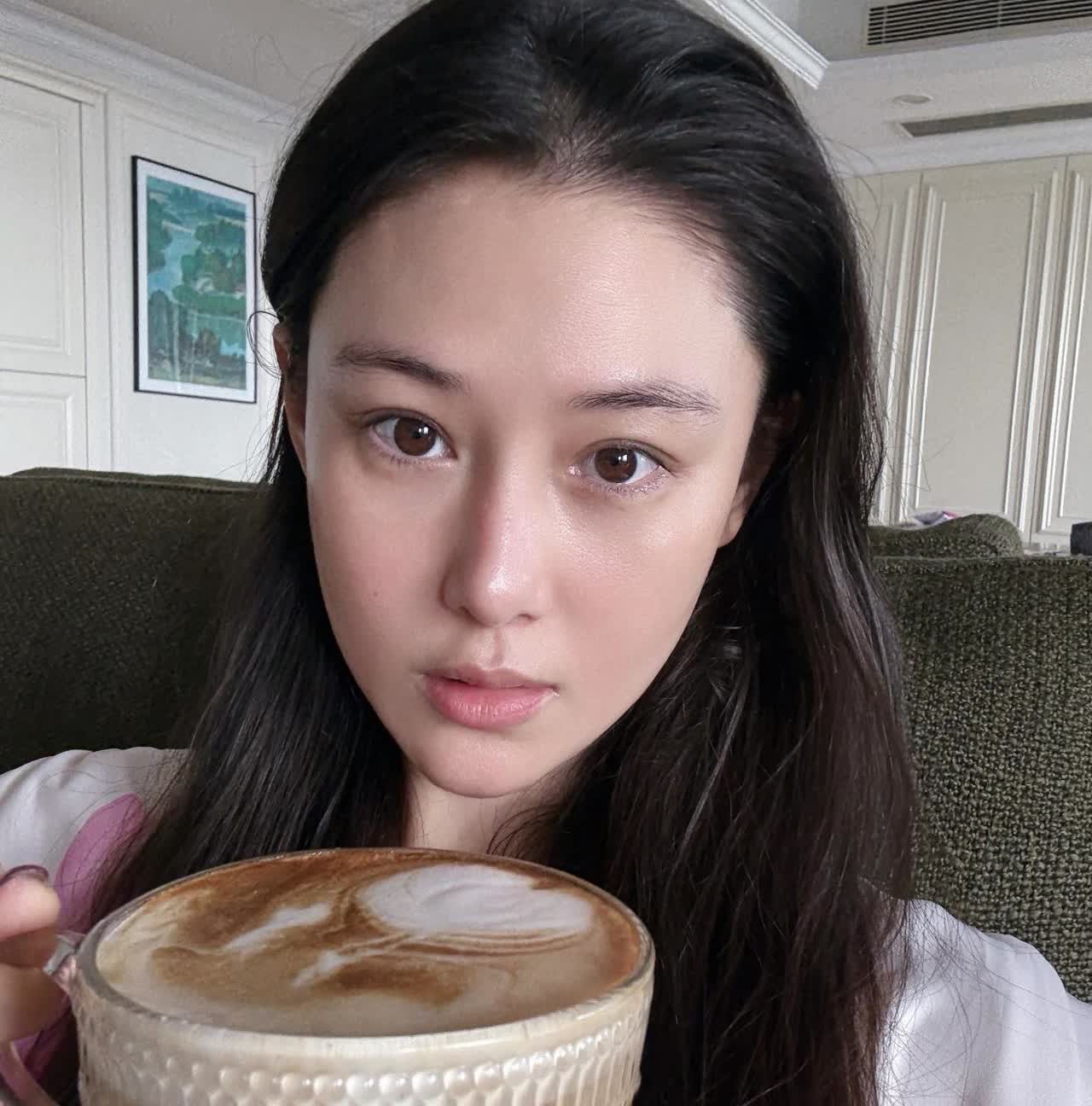 8月13日，张馨予晒自拍照，并配文：“这算拉花成功吗”？

张馨予这么近距离
