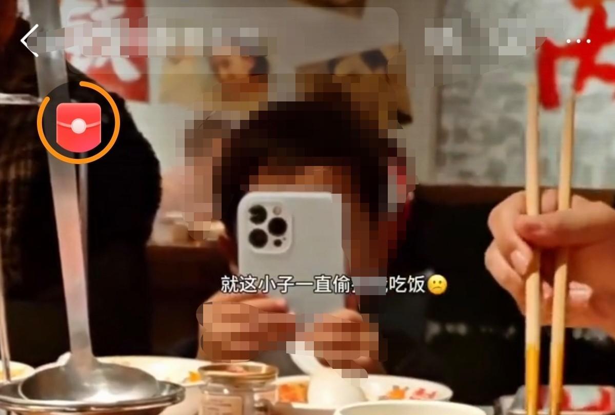 重庆，一16岁女孩因长相和穿搭酷似男孩，在餐馆吃饭时，被一女子怀疑偷拍，女孩百口