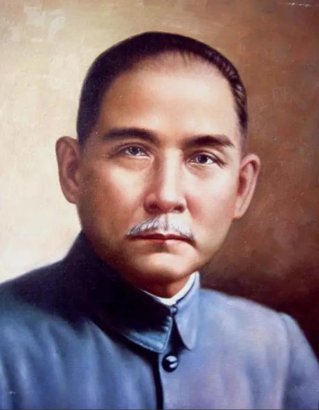 1895年11月7日晚上，香港皇后大道中12号的一间小楼外，有个广东口音浓重的中