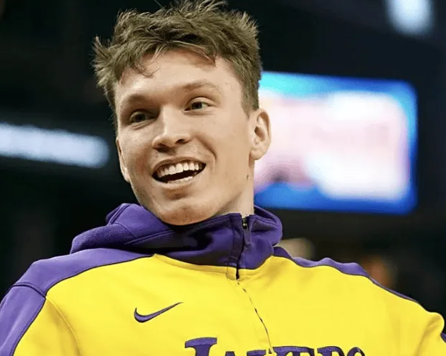 湖人将在交易窗口期间再次兜售道尔顿-克内克特，以寻求轮换阵容的升级。
上赛季，湖