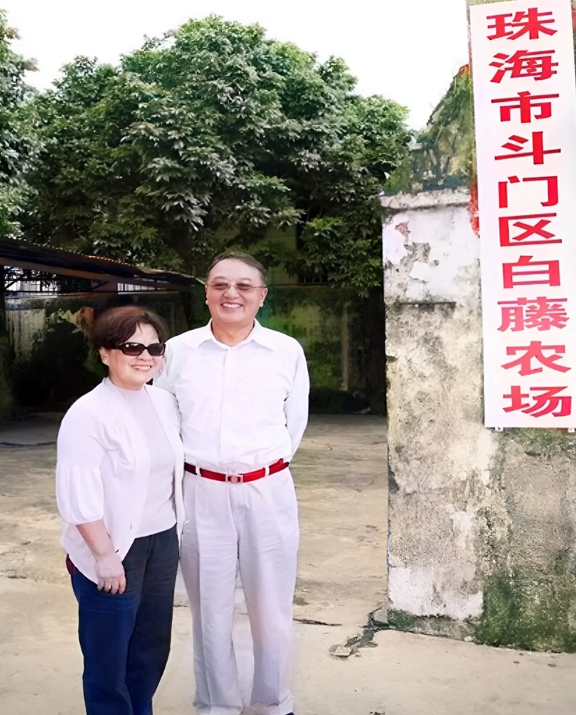 柳传志夫妇重回珠海市斗门区白藤农场。这里曾是两人当年插队的地方，也是见证两人青春