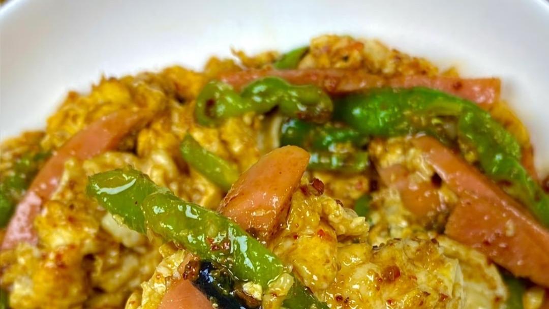 尖椒火腿炒鸡蛋——一口下去，米饭自动续碗！