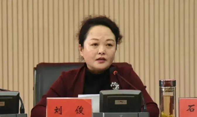真的太丢脸了！作为一名女领导干部，竟然搞权色交易！不知道她怎么面对家人？
197