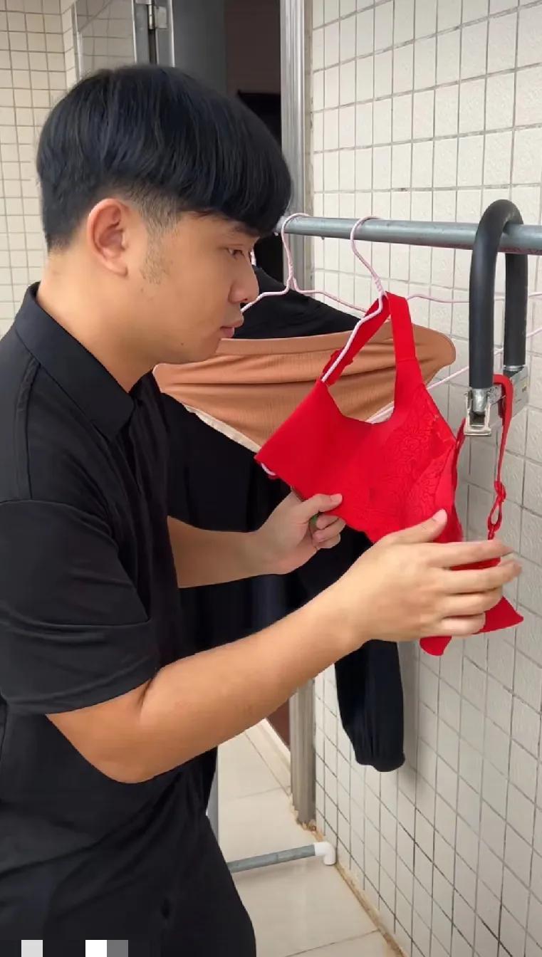 晾衣服怕被邻居顺走，小伙子竟然用U型锁给锁上去了！这何尝不是掩耳盗铃，自欺欺人呢