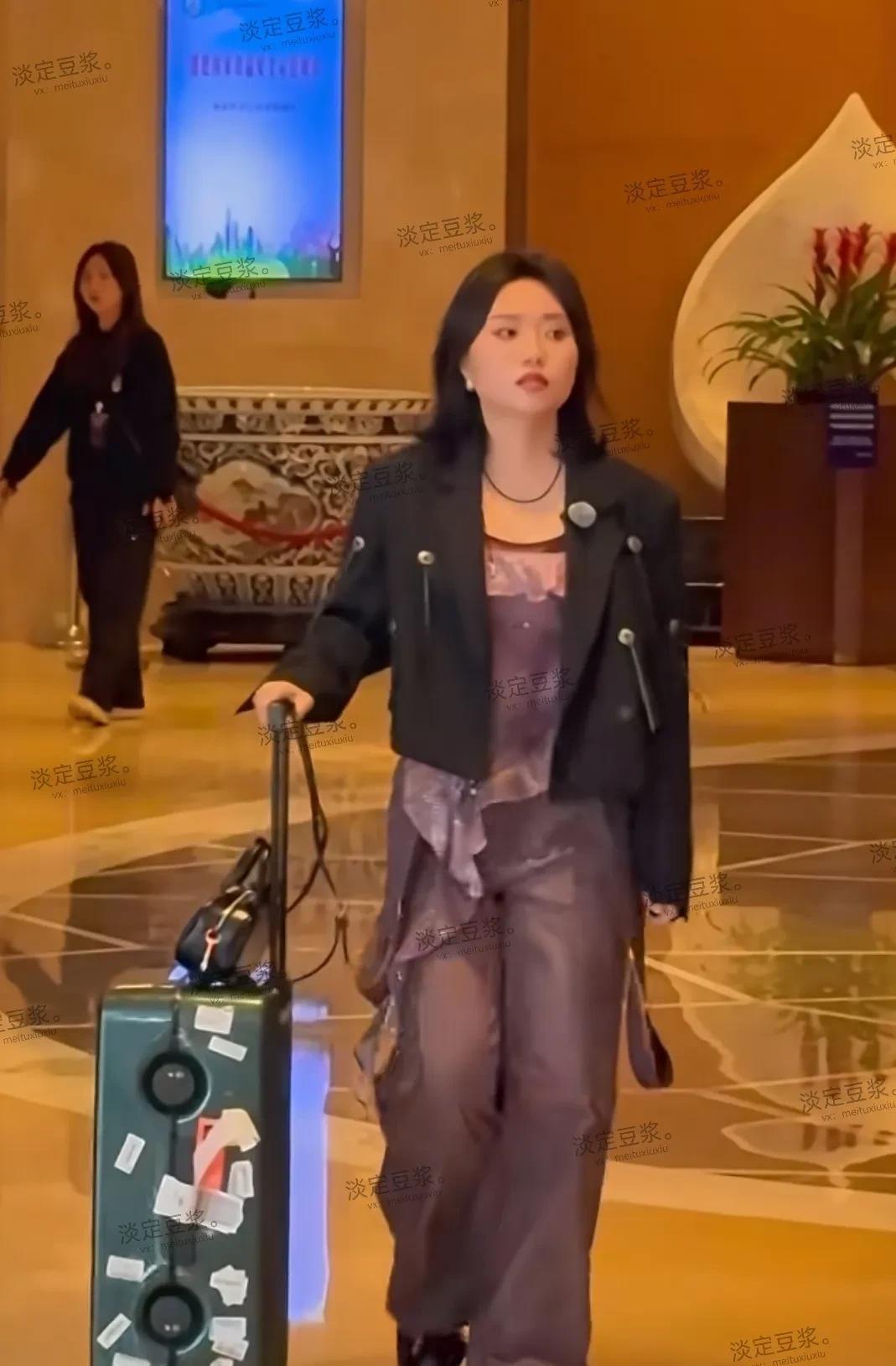 李雪琴是演艺圈女演员中，至今为止学历最高的吧？她是北大毕业的，还有个歌手李健是清