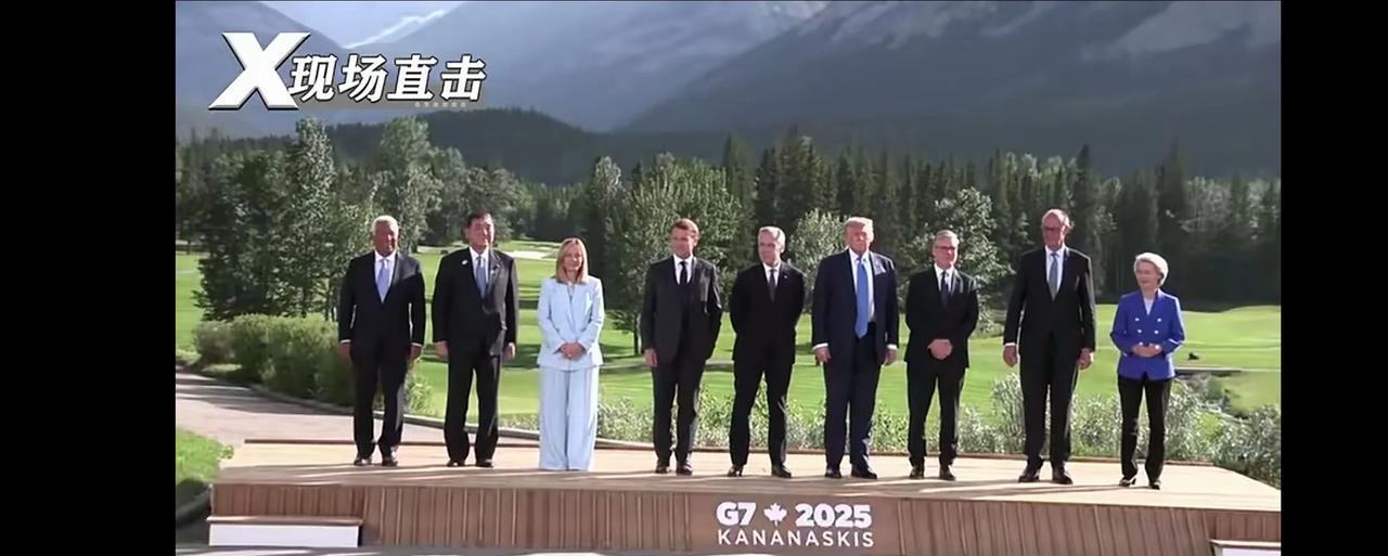 总算拍了张全家福，还来不及吵架，连个联合声明都没有就散伙了！特朗普拍完照就启程回