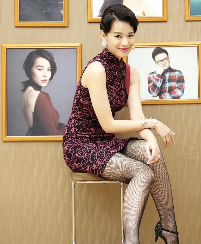 胡杏儿这次真是被港媒的标题炸懵了！ [捂脸]《东周刊》直接甩出大瓜，说她老公李乘