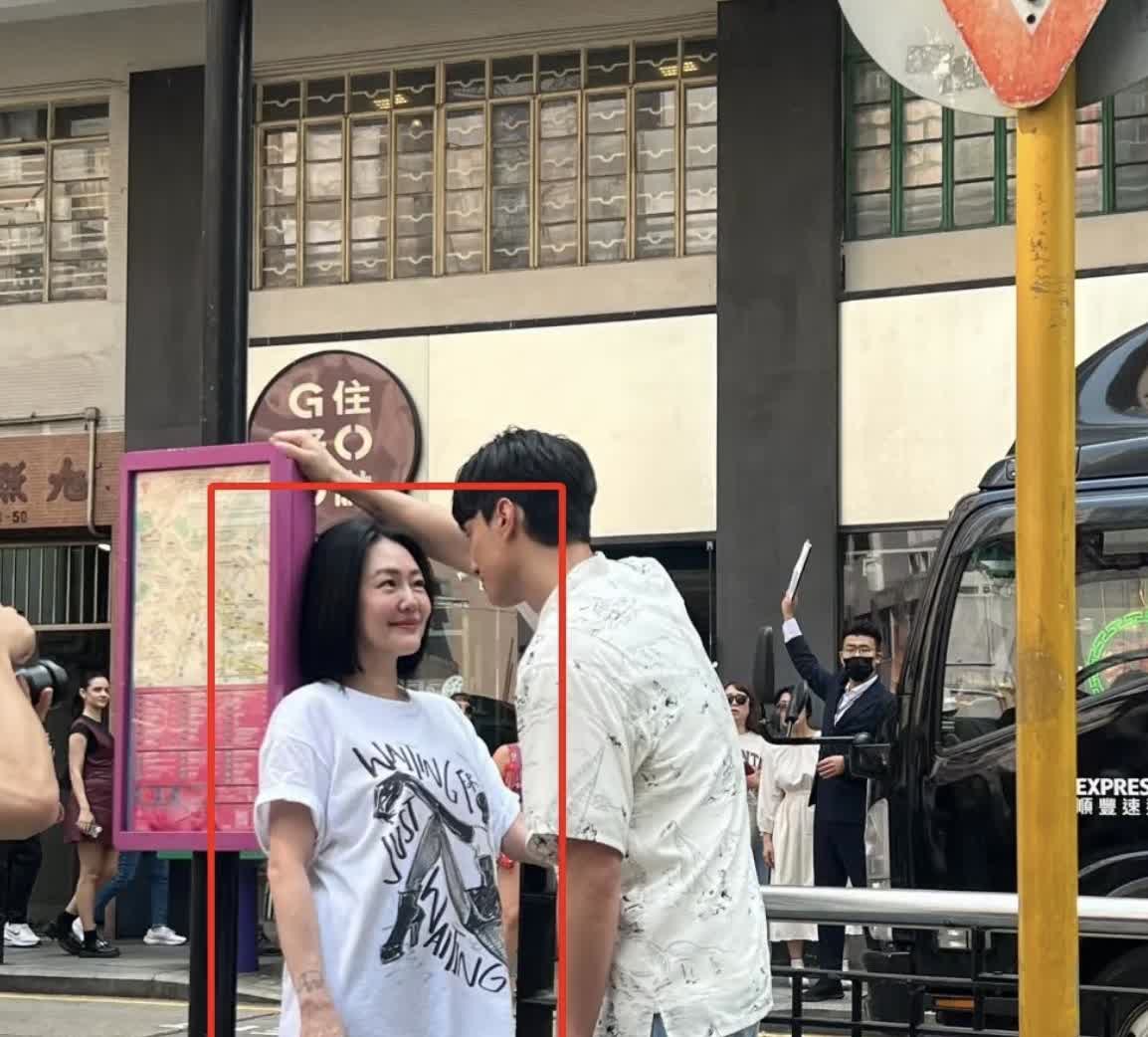 小s第一张图真的有点令人唏嘘，
这个视角这样温温柔柔的笑着真的好像大s。
她