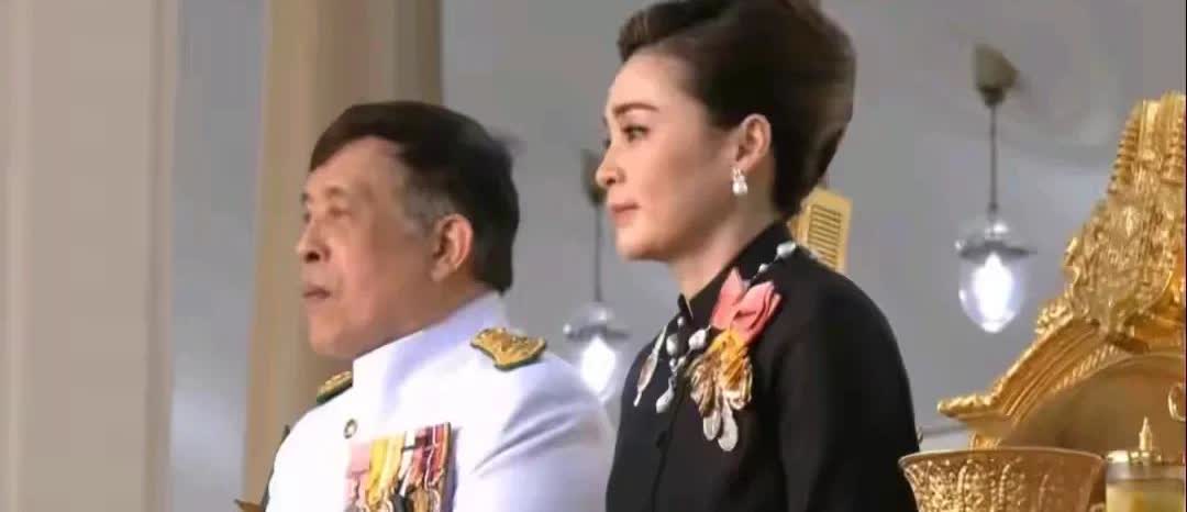 任凭内阁总理频易人，国王仍稳坐皇宫指点江山，在泰国，国家元首即国是世袭制，而政府