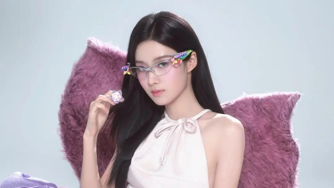 卢昱晓粉色挂脖裙亮相上海，甜妹与御姐完美融合引热议