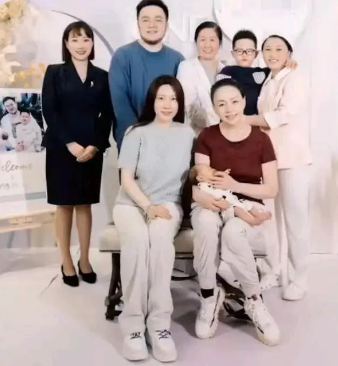 王博谷就是宋丹丹家的穆桂英！你看她平时对巴图百依百顺， 对孩子母爱温馨。然而一旦