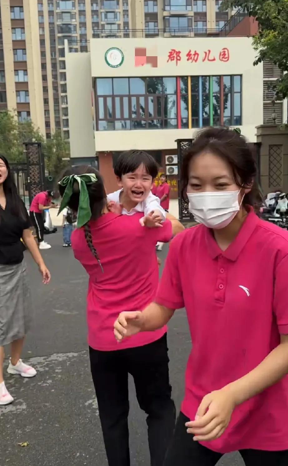 那年我儿子5岁
上幼儿园中班，
我当时想买车，
我儿子知道了，
他说：“ 爸爸，