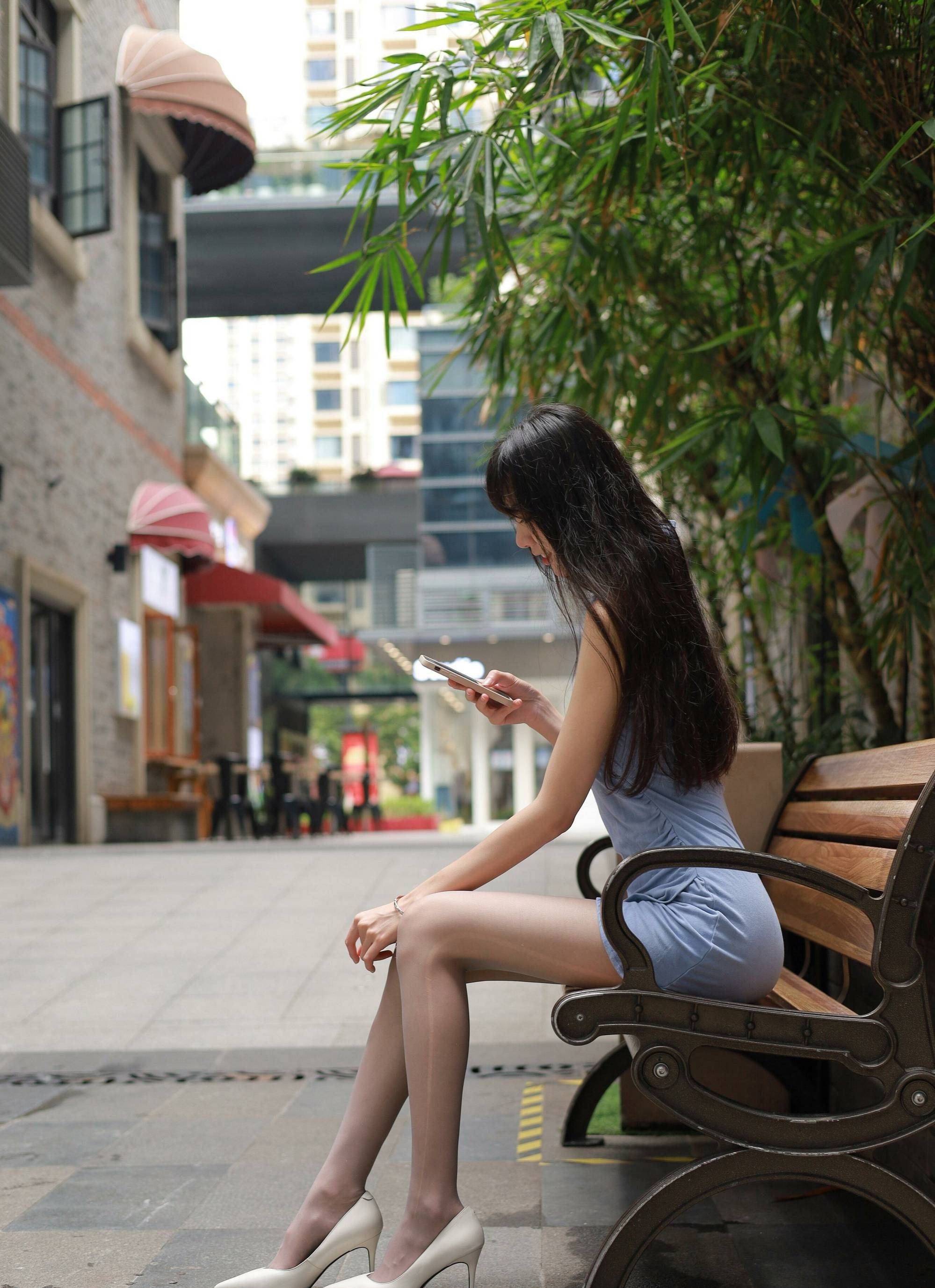 街拍安静的美女，静享夏日的温柔