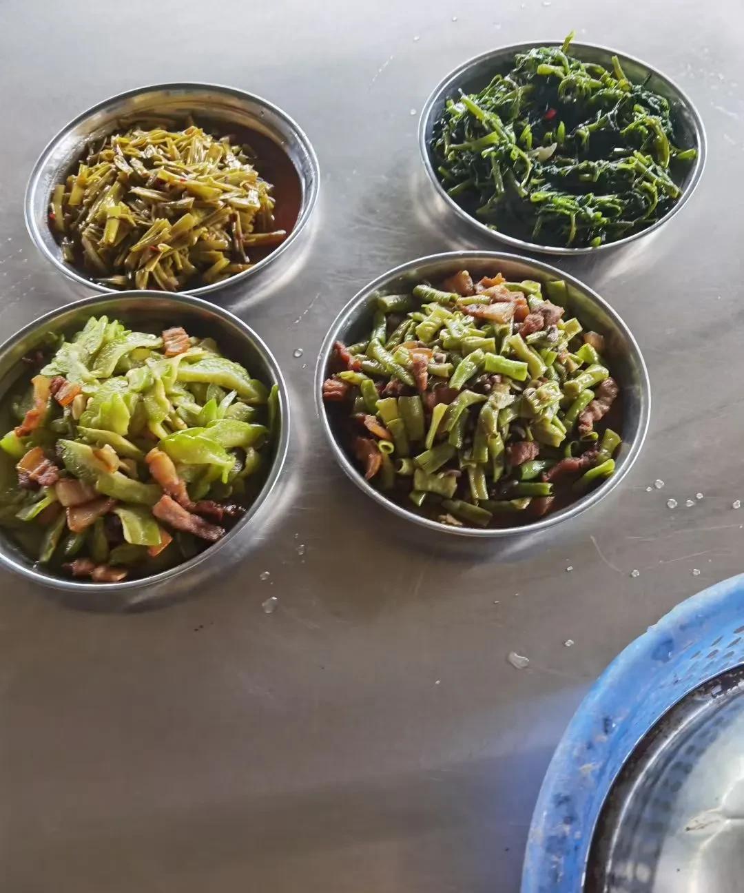 厂里的工作餐，
两荤两素， 
这比普通白领的伙食要差很多，
但是对于我们这种农民