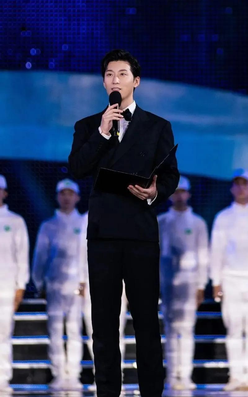 “从银幕硬汉到生活智者”
窦骁从《山楂树之恋》的纯真"老三"到多面角色驾驭者，以