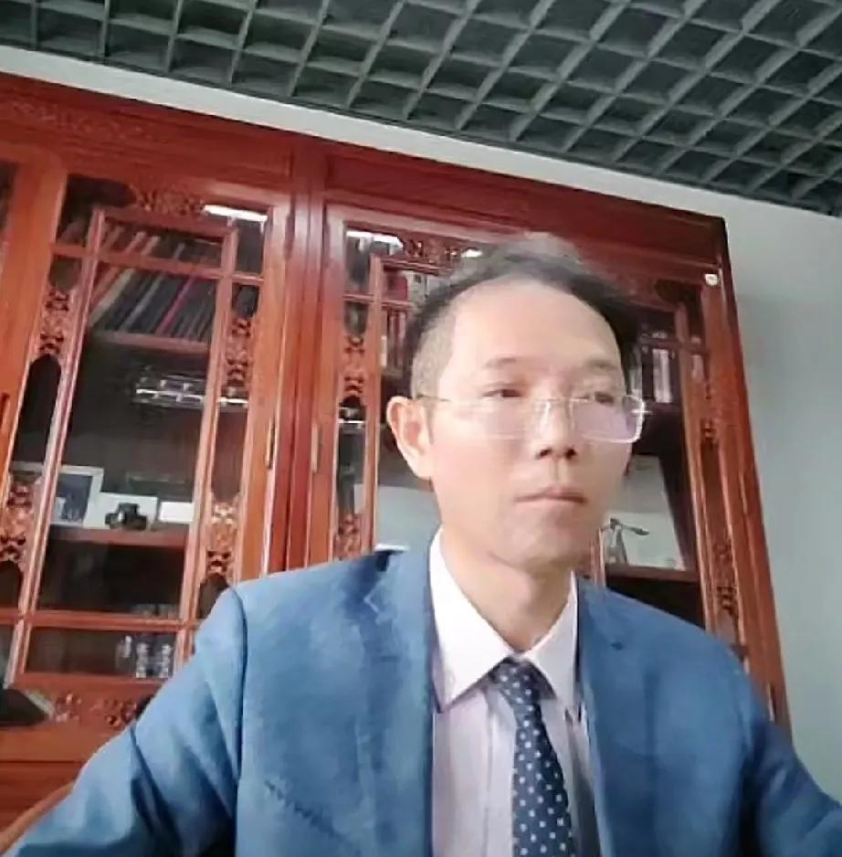李老师开会，博主总结出这些问题，太不寻常了，太不符合三常了。
第三，限制旁听席位