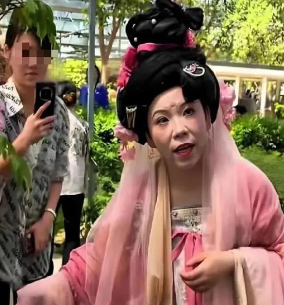 邓亚萍穿汉服很显雍容华贵，在古代肯定是一大美女！