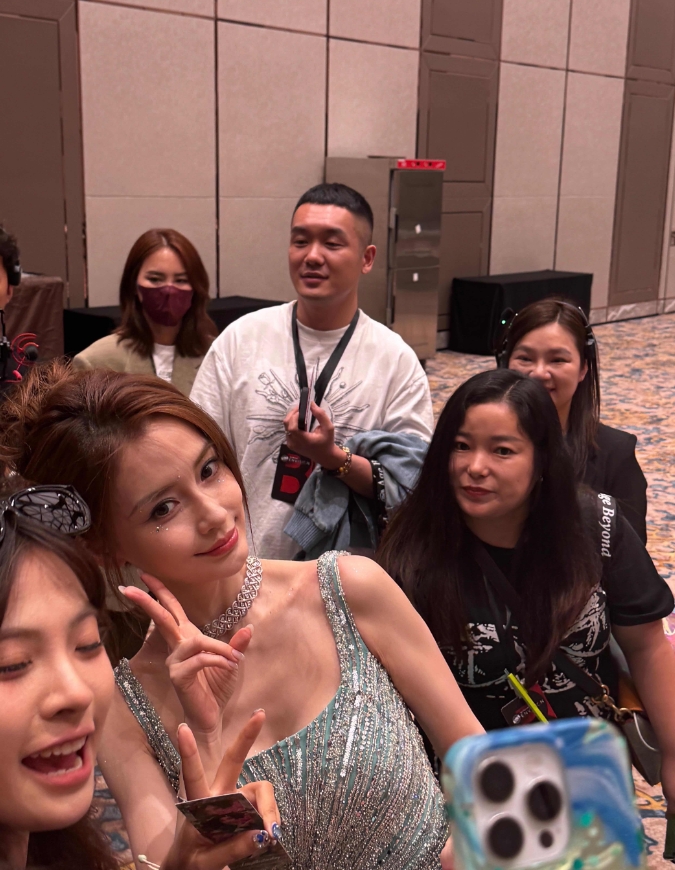 Angelababy线下生图美到窒息了！ 今天被偶遇的路透照直接刷屏——她全程笑