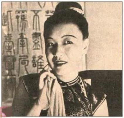 1939年，红色女特工王莹，爱上了白崇禧的心腹秘书，原以为无法在一起，可她万万没