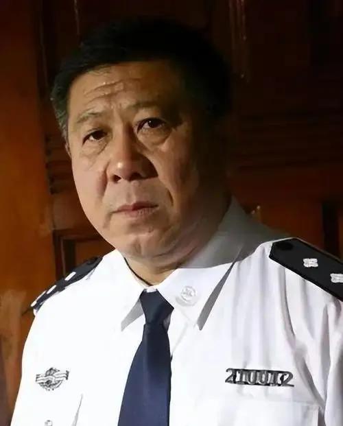 程煜被儿子侵吞房产！房产证被改，老炮儿气到住院？
程煜老人颤颤巍巍拿着房产证复印