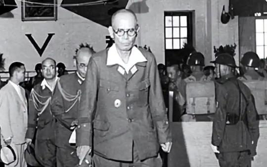 中华人的血泪：1949年，日本侵华战争头子冈村宁次竟被蒋光头无罪释放，还被聘请为军事顾问…