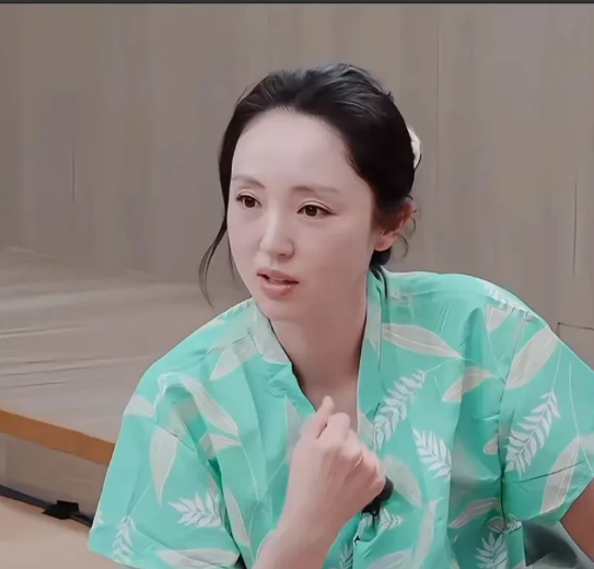 敢肯定！
董璇后半辈子对最好的人，
不是自己的老公张维伊，也不一定是父母和孩子，