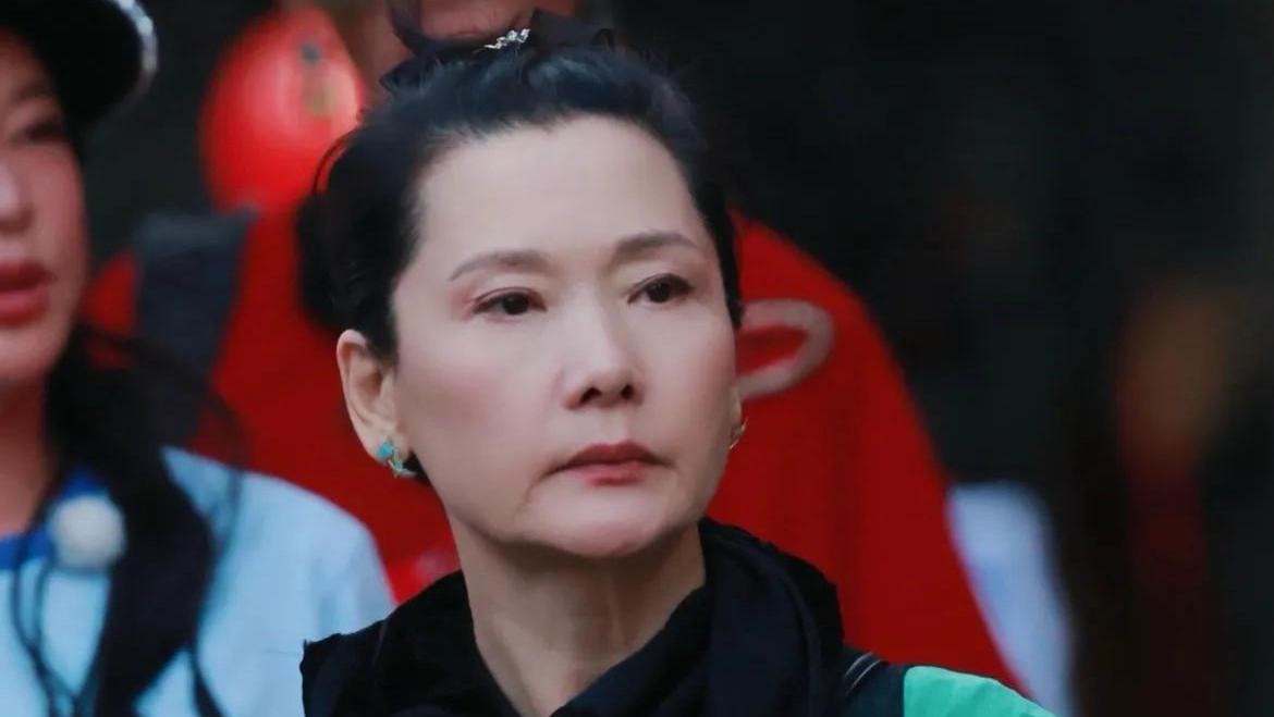 不装了，62岁何赛飞的“真实”，打脸整个娱乐圈