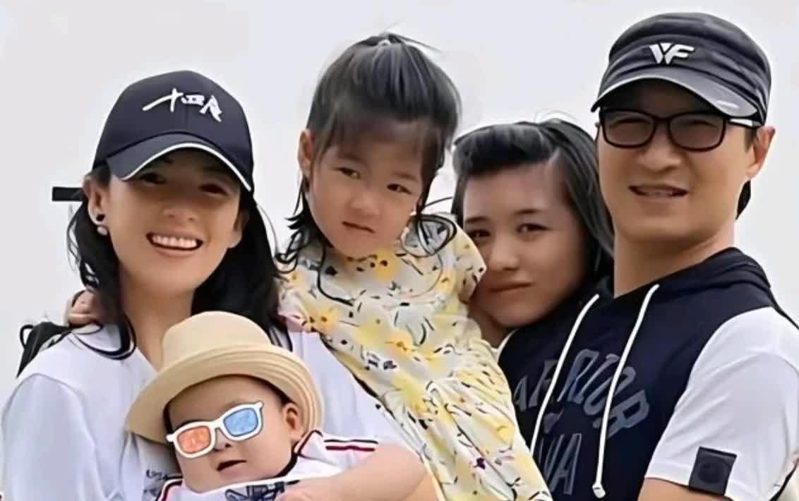 曾经的汪峰和章子怡，看的出来一家人是多么的幸福快乐啊，但是很可惜，两个人最终没能