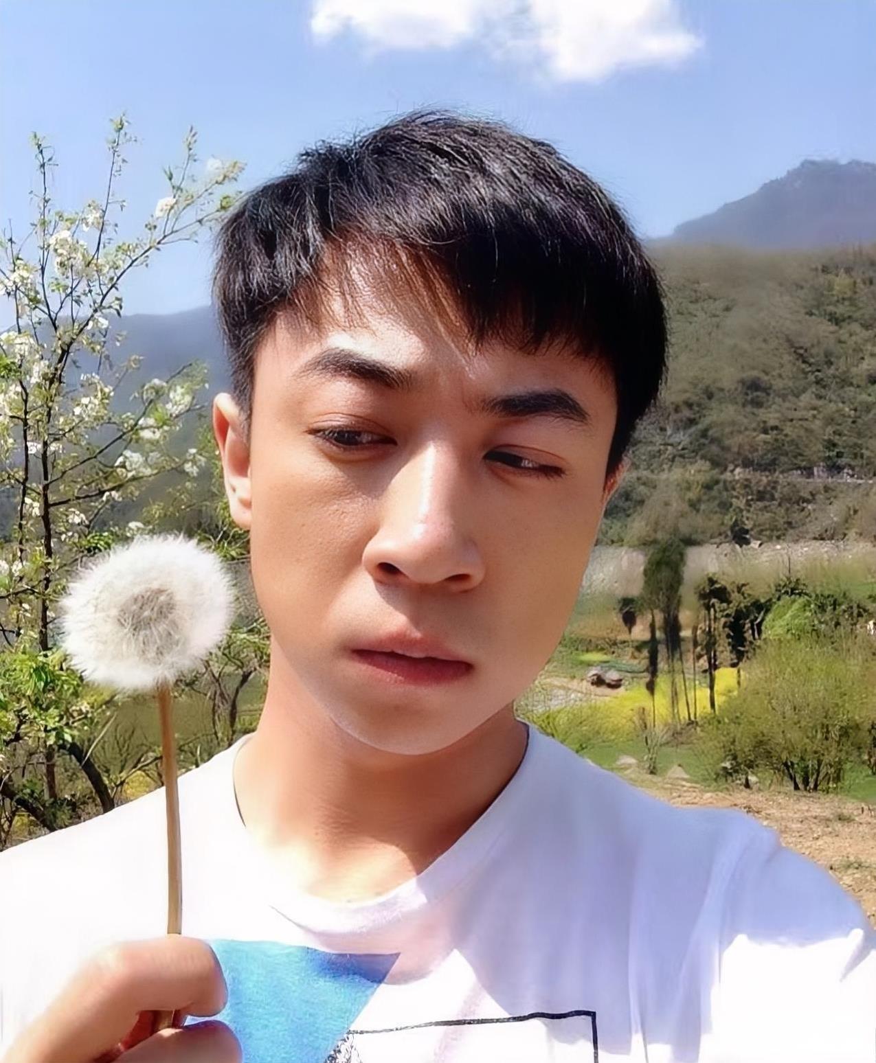 张维伊的过人之处，
就是在于敢表白董璇，
不是没有比他好的人喜欢董璇，只是别的人