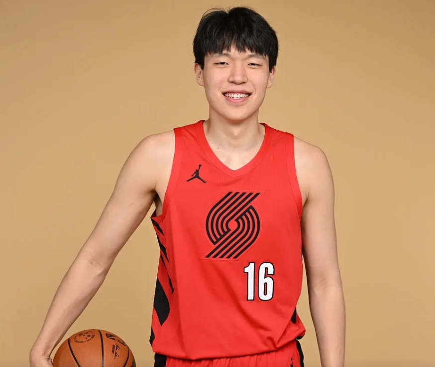 杨瀚森这场不上挺好的
第一，如果小杨上了的话，也是跟着整场折返跑，效果肯定不会好