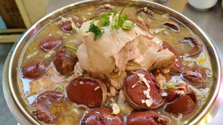 东北餐馆吃饭，老板笑着说吃完免单，菜端上桌，才知道菜不能乱点