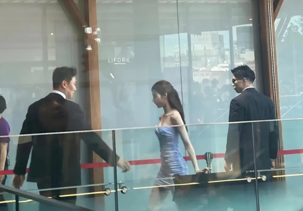 这是哪个女明星，我居然不认识。