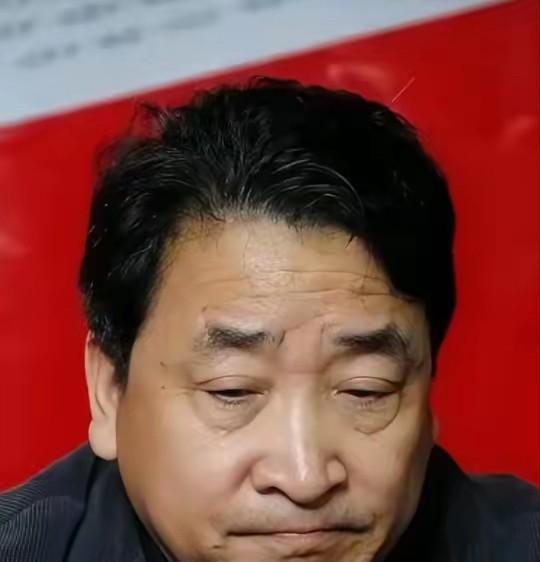 姜珊，1979年4月出生于北京，是著名相声演员姜昆与妻子李静民的独生女。她自幼便