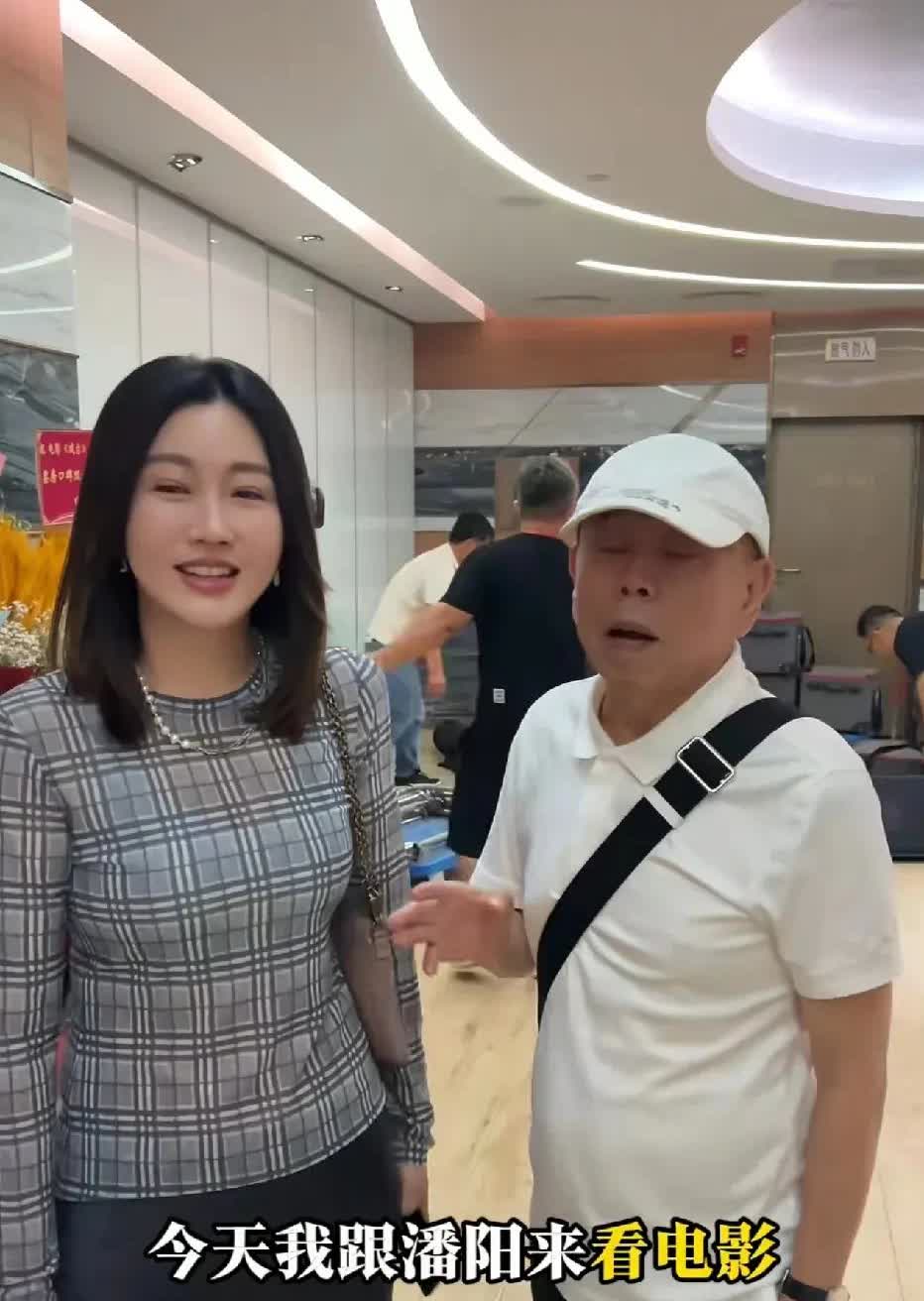 喜剧演员潘长江与女儿潘阳前来支持陈佩斯的新电影《戏台》。潘阳这姑娘长得可真不错，