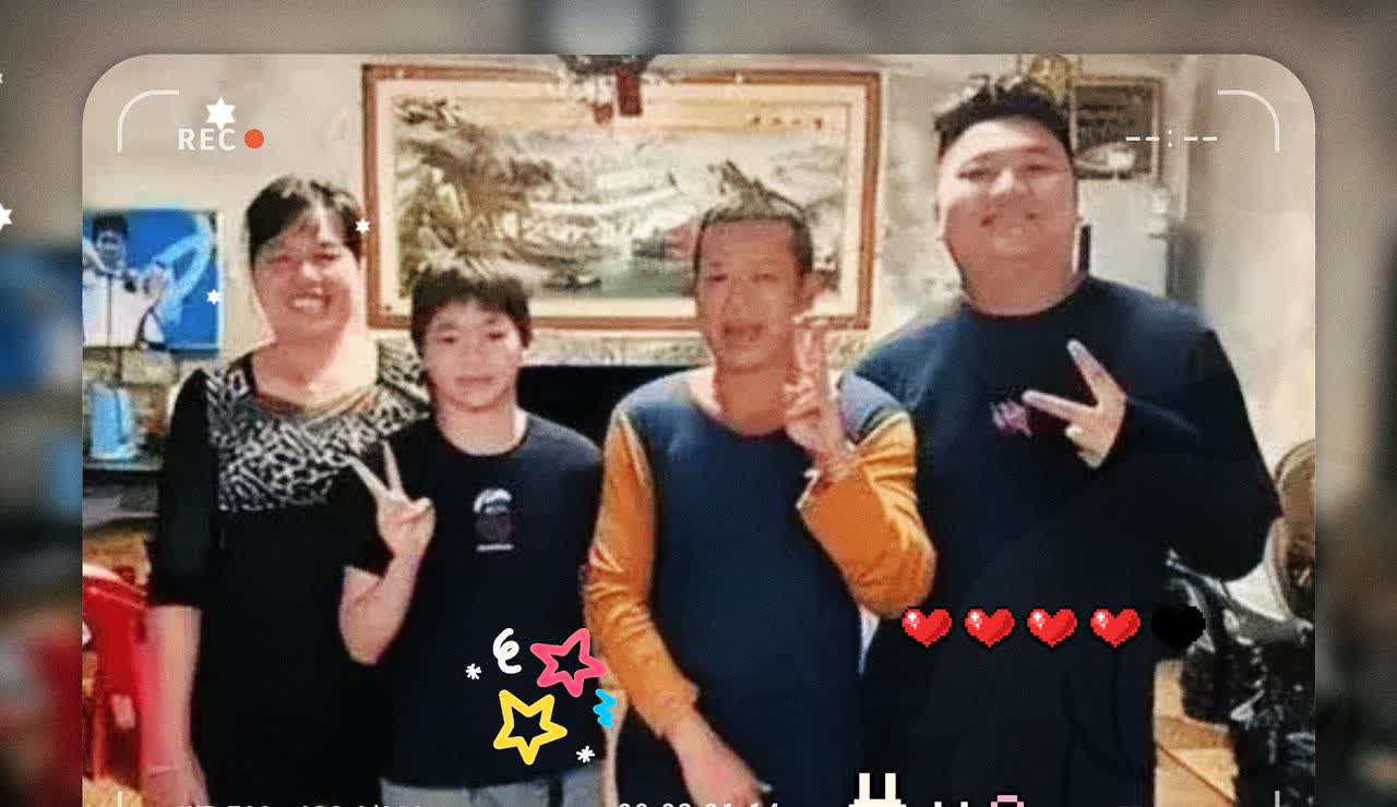 这下出名了
全国人民都知道了
全红婵想瞒也瞒不住了，那就是全红婵哥哥，在厨艺