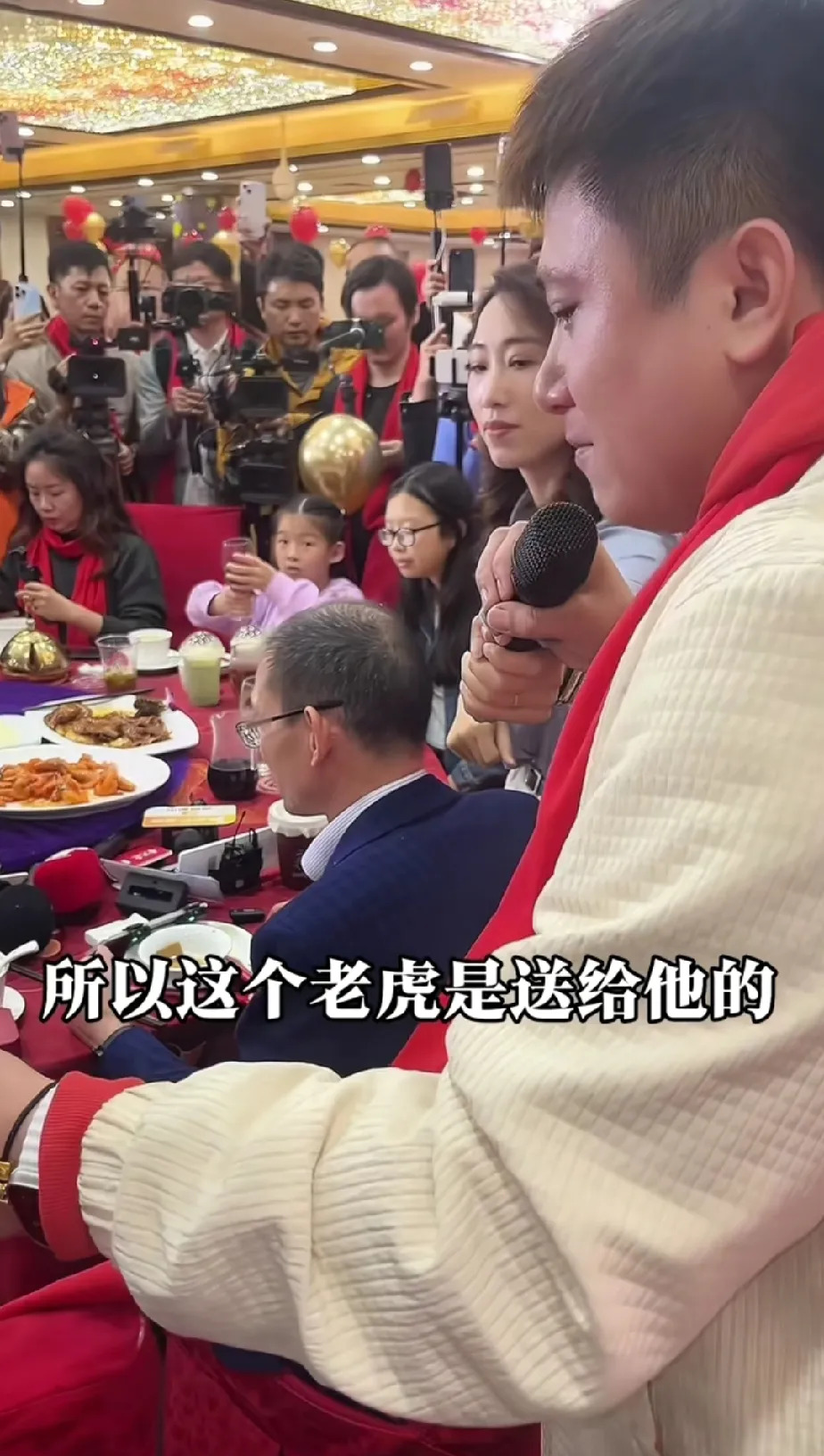 大鹏子送谢浩楠回归家庭礼物











究竟发生了什么？是什么让大鹏子
