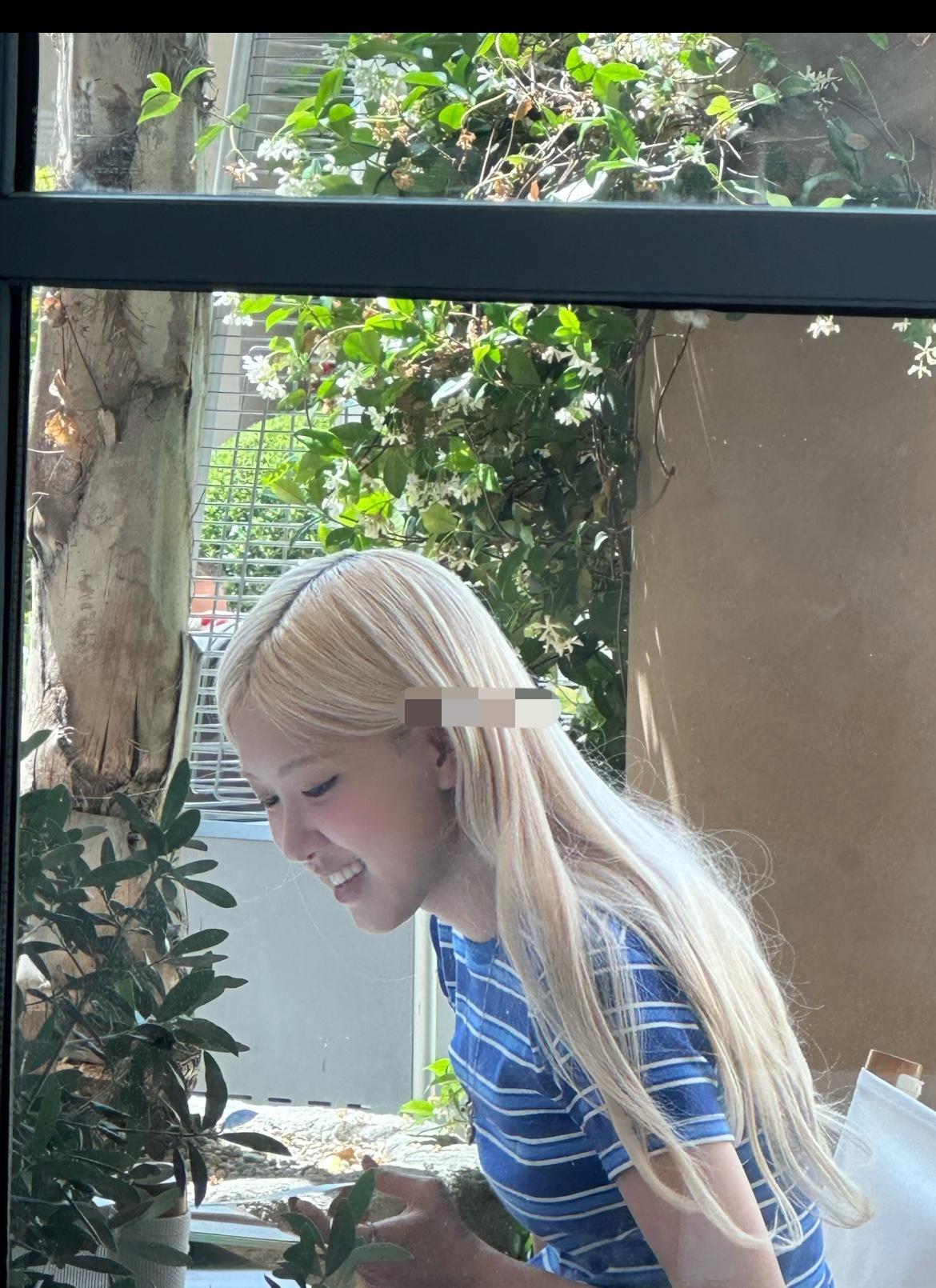 网友洛杉矶偶遇朴彩英。
她们简直是太幸运了啊啊啊啊 天生追星圣体…
还给她们签了