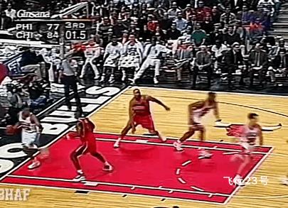 乔丹转身三分球帅炸了！
乔丹接皮蓬长传转身就干拔三分，那叫一个绝，帅得没边儿了！