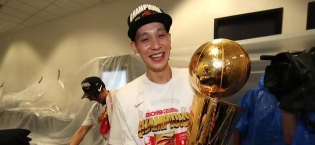 林书豪宣布退役，林疯狂落下帷幕！
今日，前NBA球员林书豪在社交媒体上宣布自己正