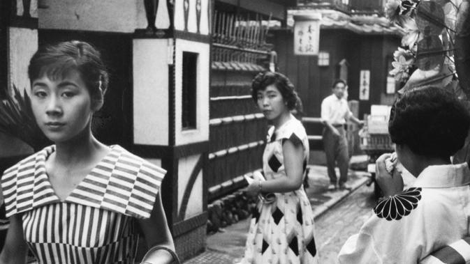 1958年的日本：在废墟上跳舞，在希望中喘息