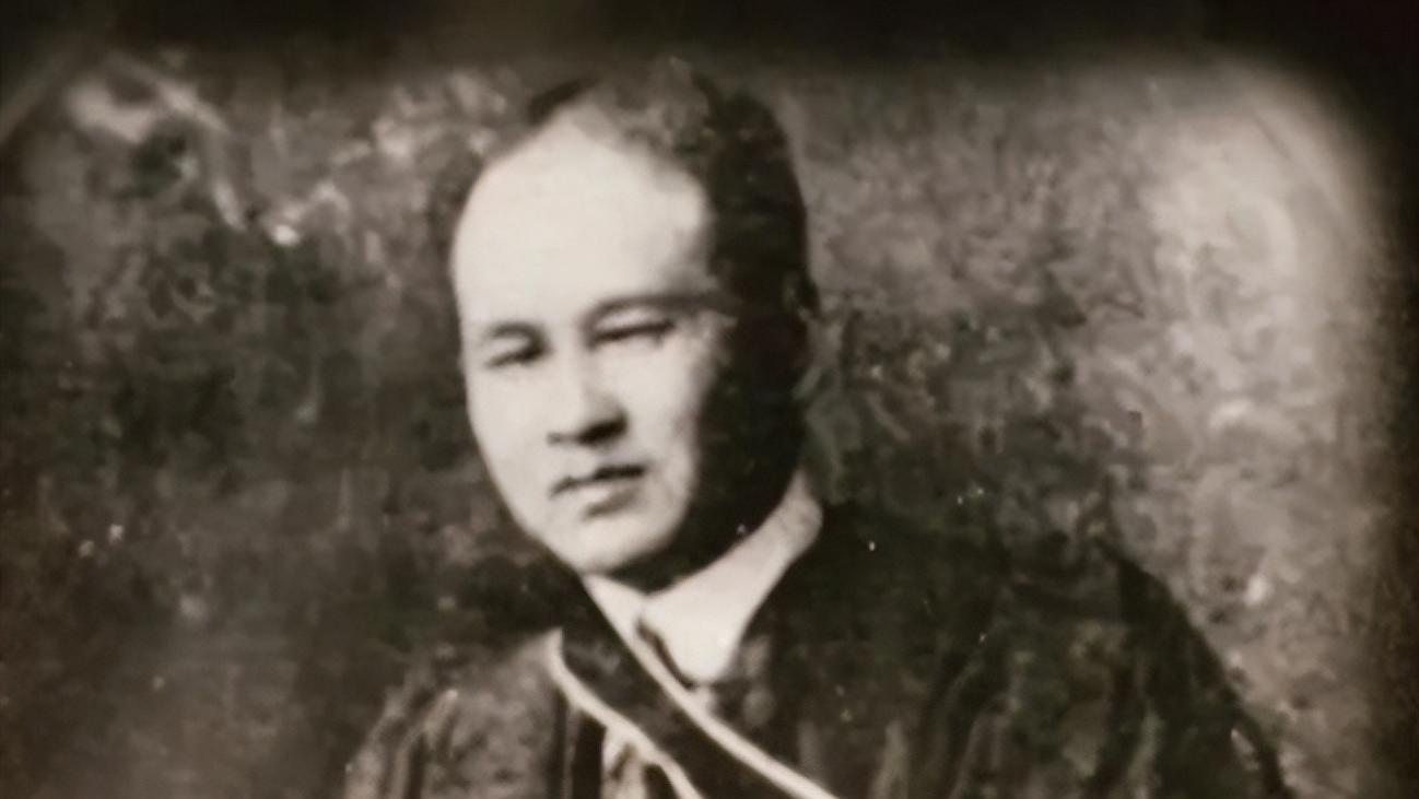 1949年长沙解放，杨开慧的母亲望着毛泽东照片，反复念叨着一句话