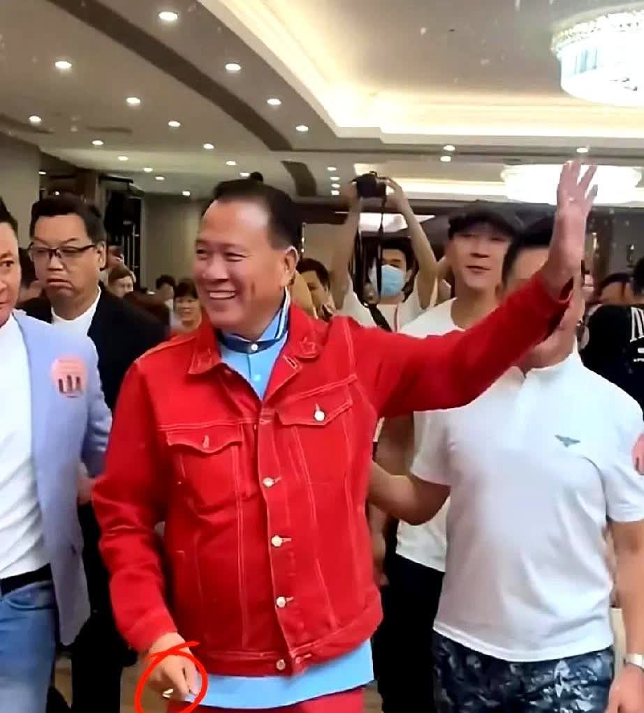 64岁的万梓良这个月干了件狠事——连跑9场商演赚了28万，反手就把21万捐给贵州