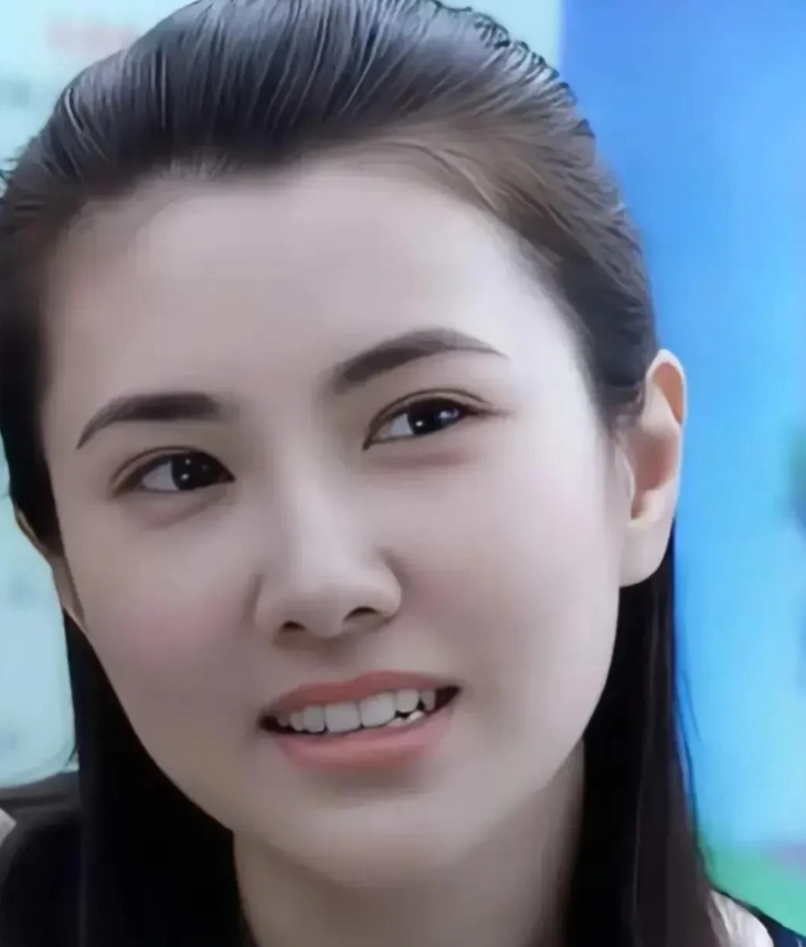 照片中的女演员长相甜美，比赵丽颖美，演技可圈可点，性格大方，可惜不温不火的。
