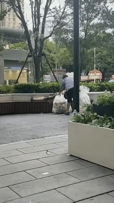 真的太缺德了！老奶奶一觉醒来，天都塌了！[捂脸]
穷人何苦为难穷人，有本事到富人