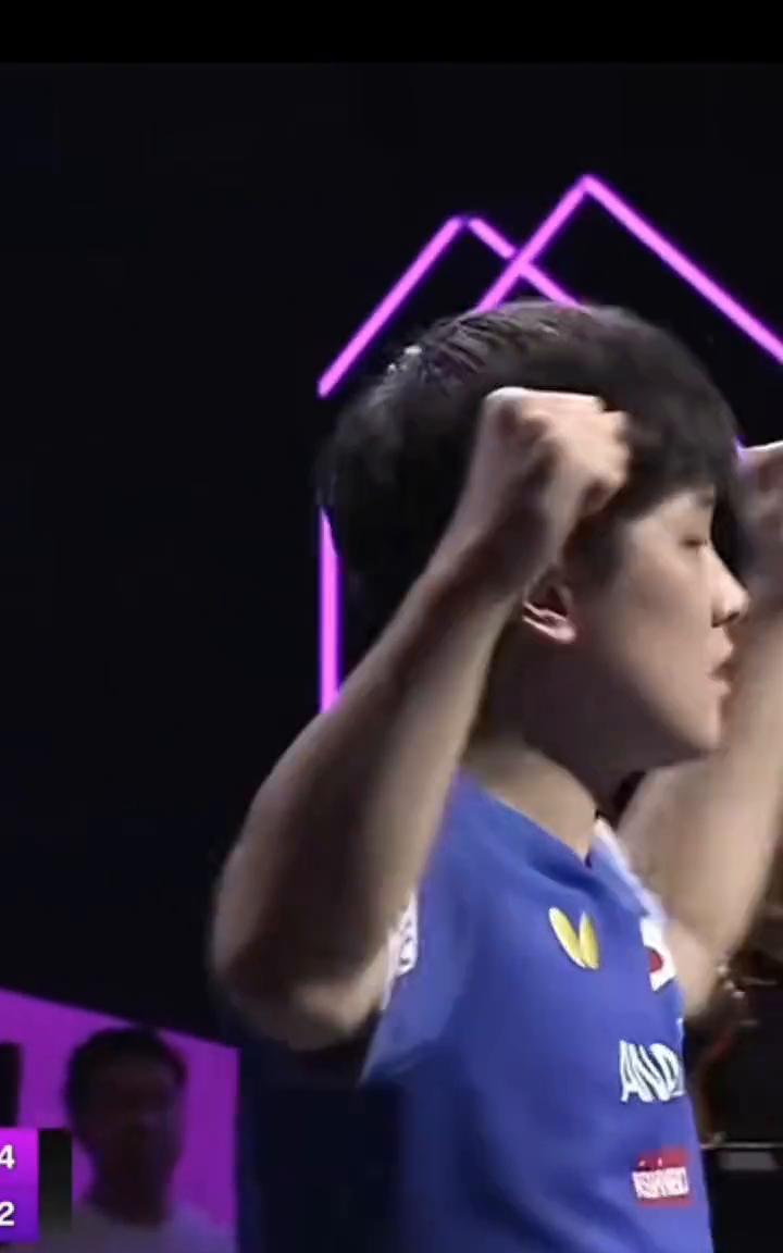 十一比四，这样专门就是以四比二的比分战胜了王子清，获得了本站比赛的男单冠军。