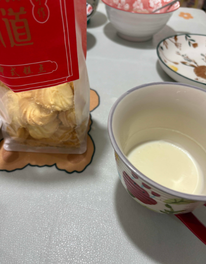 电视剧父母爱情中，安杰和江德福结婚后，安杰每天准备的早餐都是桃酥、牛奶一类的西餐